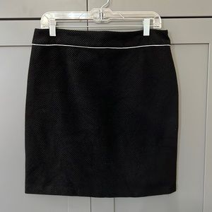 {WHBM}Sz 10 Blk Textured Mini Skirt w/Wht Accent Along waistband
